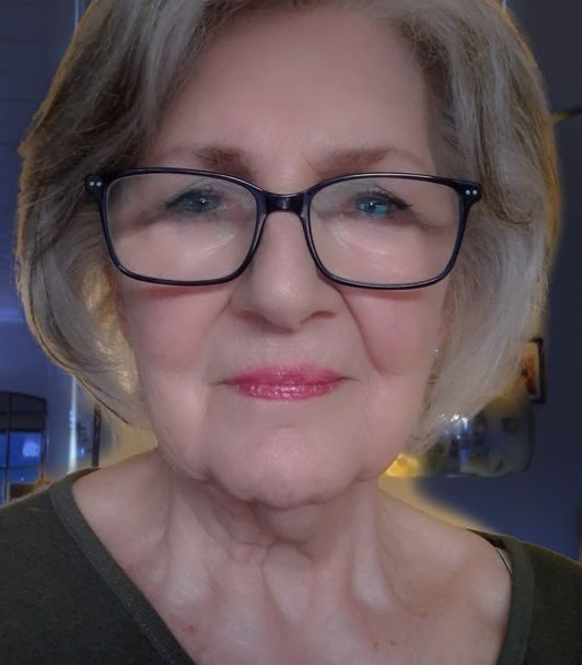 Hanne-Lore Neumüller Ältere Frau ( Hanne-Lore Neumüller) mit Brille und kurzen, grauen Haaren lächelt freundlich in die Kamera.